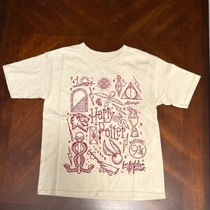 NWOT Harry Potter Kids T-Shirt in Cream and Red